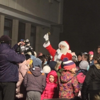 Коледната елха в Севлиево грейна, а Дядо Коледа донесе щастие за малчуганите