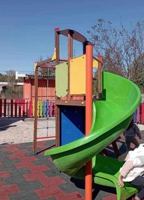 ГОТОВИ СА ПЛОЩАДКИТЕ В СЕЛО…