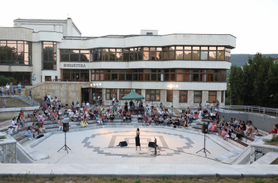 МНОГОБРОЙНА ПУБЛИКА СЪБРА JULY EVENING…