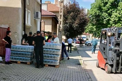 ПРИСТИГНА ТИР С ВОДА ОТ…